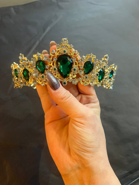 Kóróna, grænir steinar