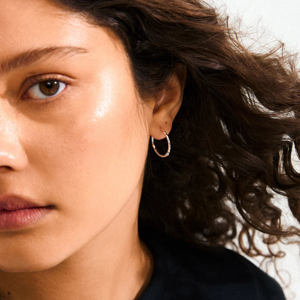 Between eyrnalokkar - silfraðir